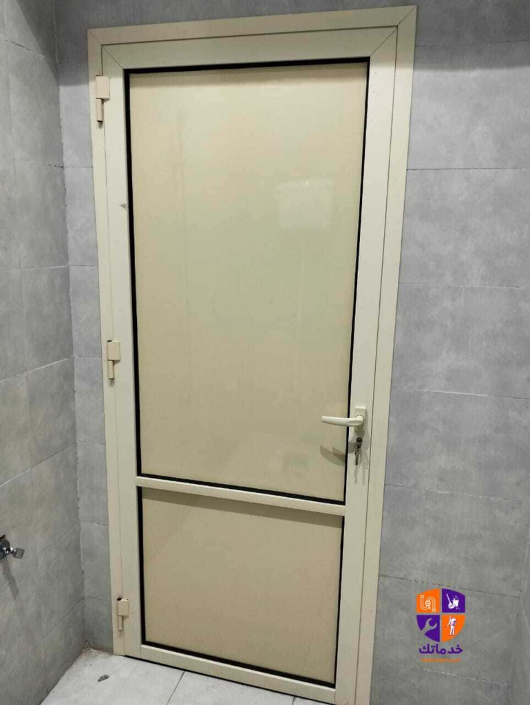 باب المنيوم ابيض